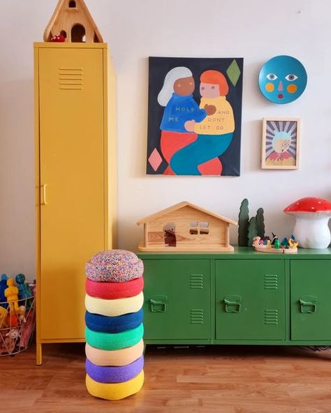 Colorful Montessori Bedroom, Eclectic Toddler Room, Colorful Eclectic Nursery, Colorful Childrens Room, Kids Room Shelving Ideas, Mid Century Modern Kids Room, Kids Room Colorful, Funky Playroom, Funky Kids Room