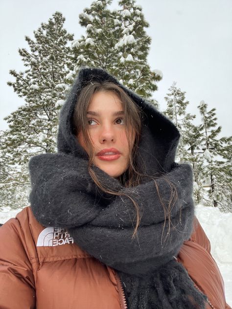 Winter Scarf Balaclava, Zermatt Outfit Winter, Scarf Over Head Winter, Scarf Balaclava Outfit, Eurotrip Outfits, Balaclava Scarf, Scarf Balaclava, Scarf Aesthetic, Kendall And Kylie Collection