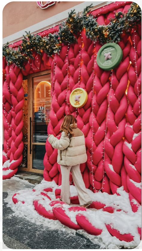 Christmas Shop Windows Ideas, Oversized Christmas Decorations, Christmas Shop Displays, Tree Decoration Ideas, Lights For Christmas, Decoration Vitrine, Creative Christmas Trees, Christmas Themes Decorations, Traditional Christmas Tree