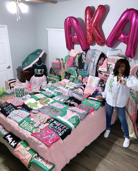 Aka Apparel, Hbcu Colleges, Sorority Photoshoot, Sorority Room, Alpha Kappa Alpha Sorority Paraphernalia, Aka Sorority Gifts, Sorority Fashion, Graduation Photography Poses, Aka Sorority