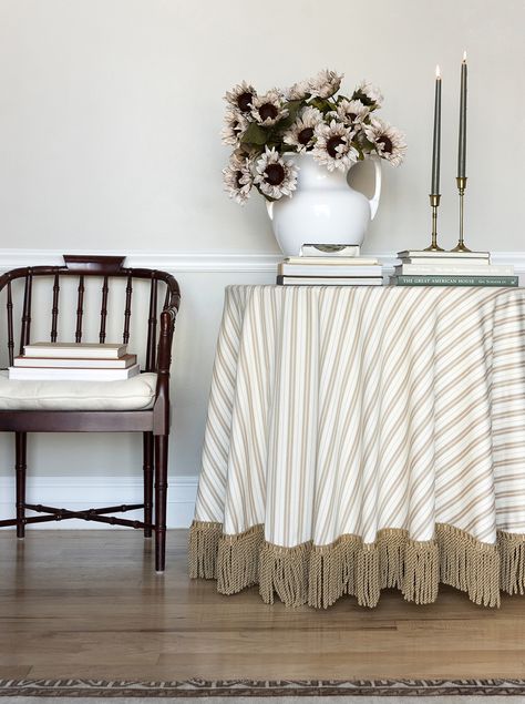 Diy Ruffle Table Skirt, Diy Round Tablecloth, Round Dining Table Tablecloth, Round Dining Table With Tablecloth, Dining Table Cloth Ideas, Tablecloth Sewing, Diy Table Cloth, Diy Table Skirts, Entryway Vignette