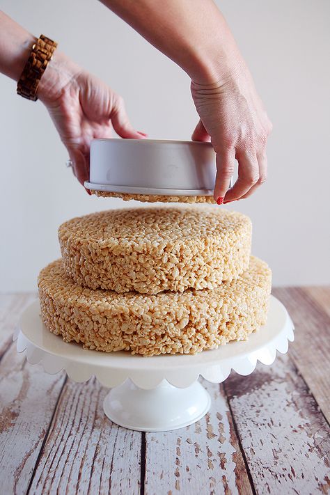 Easter Rice Krispies Treats Cake | Make this awesome cake in about an hour!! Rice Krispie Treats Birthday, Rice Krispie Treats Cake, Easter Rice Krispies, Rice Crispy Cake, Rice Krispie Cakes, Easter Rice Krispie Treats, Rice Krispies Treat, Rice Treats, Cake Easter