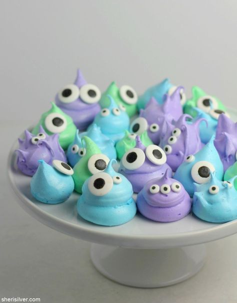 Halloween Meringue, Edible Eyeballs, Recetas Halloween, Pastel Cupcakes, Fun Halloween Food, Halloween Food Treats, Halloween Baking, Meringue Cookies, Monster Birthday