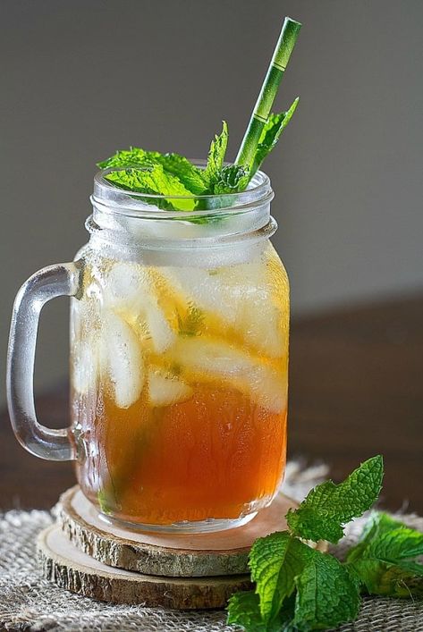 17 Iced Tea Cocktail Recipes to Cool You Down This Summer – SheKnows Tea Cocktail Recipes, Iced Tea Cocktails, Healthy Bedtime Snacks, Mint Simple Syrup, Make Simple Syrup, Bourbon Drinks, Iced Tea Recipes, Tea Cocktails, Vodka Drinks