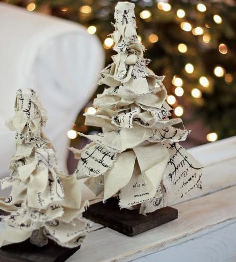 Rag Ribbon Tabletop Christmas Trees | These DIY mini trees are perfectly rustic. Ribbon Christmas Tree Diy, Rag Christmas Tree, Rag Tree, Ribbon Christmas Tree, Fabric Christmas Trees, Christmas Tree Diy, Alternative Christmas Tree, Alternative Christmas, Real Christmas Tree