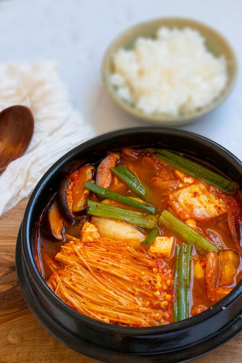 Kimchi Mushroom Soft Tofu Stew (Vegetarian) - The Floured Camera Kimchi Mushroom, Stew Vegetarian, Tofu And Mushrooms, Soft Tofu Stew, Tofu Stew, Easy Korean Recipes, Soft Tofu, Tofu Soup, Mushroom Stew