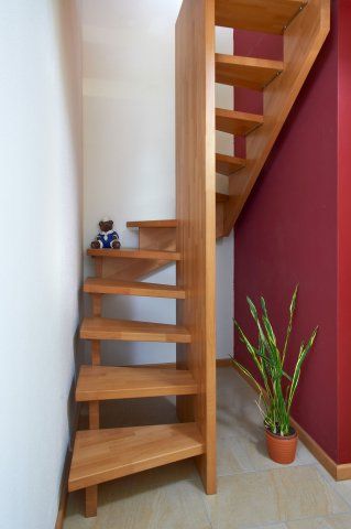 Stair Design Ideas, Small Space Staircase, Diy Projects Wood, Space Saving Staircase, Wood Working Ideas, Loft Staircase, Small Staircase, Attic Staircase, Attic Renovation Ideas