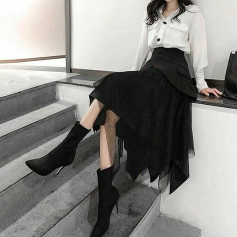 Fashion Terminology, Manga Ideas, Dark Clothing, Long Skirt Fashion, Happy Ending, Korean Fashion Dress, Utila, Easy Trendy Outfits, Modest Fashion Outfits