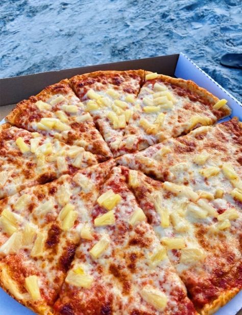 Pizza With Pineapple, Pizza Aesthetic, Pineapple Pizza, Favorite Comfort Food, Weird Food, Pizza Lovers, Health Drink, Classic Dishes, Chocolate Strawberries