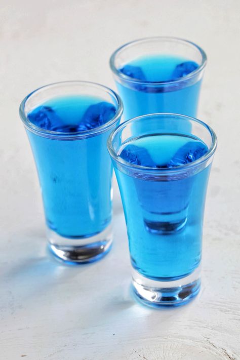 My friends and I just tried a bunch of these 4th of July alcoholic shot recipes and let me say, they were delicious! Some of the shots are made with tequila, while others are made with vodka, rum, or whiskey. It's a great variety and all of the shots fit the red, white, and blue theme of the holiday. If you want to learn how to make July 4th shots, you definitely have to check out this list! 4th Of July Shots, Red White And Blue Theme, Shooter Recipes, Mango Rum, Blue Margarita, Blue Shots, Smirnoff Ice, Cocktail Shots, Shots Alcohol