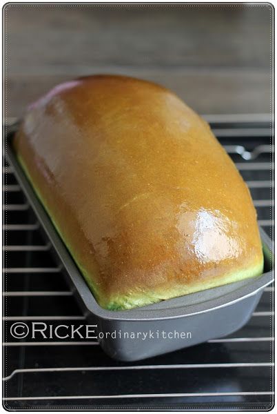 Just My Ordinary Kitchen...: ROTI TAWAR PANDAN (PANDAN LOAF BREAD) Chocolate Swirl Bread, Soft Bread Recipe, Roti Bread, Pembuat Roti, Anna Olson, Swirl Bread, White Bread Recipe, Roti Recipe, Breakfast Bread Recipes