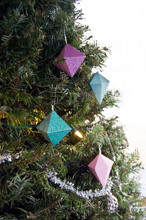 Paper Ornaments Diy, Amazing Christmas Trees, Origami Ornaments, Paper Rosettes, Paper Ornaments, Paper Garland, Holiday Crafts Christmas, Leather Diy, Ornaments Diy