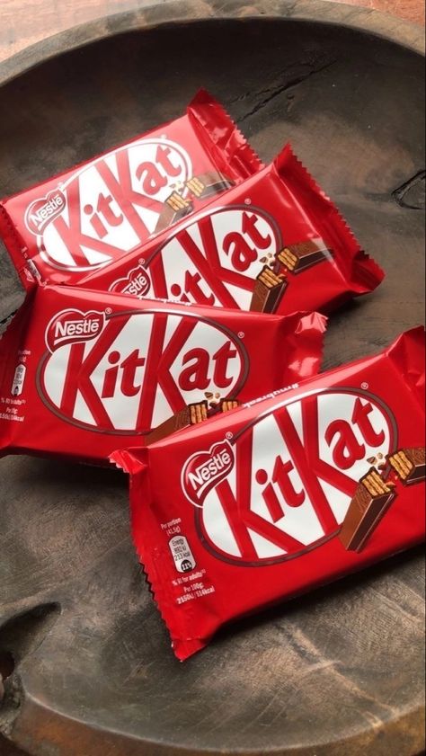 Kitkat Chocolate, Chocolate Tumblr, Junk Food Snacks, Food Drink Photography, Yummy Comfort Food, Think Food, Snap Food, Kit Kat, Chocolate Bars