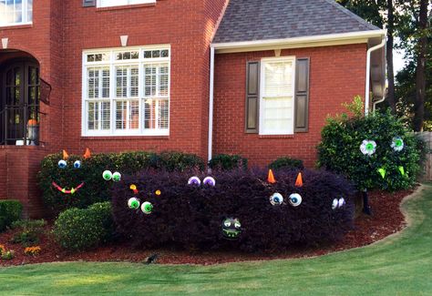 These were easy. Since I broke my right wrist and had surgery I thought of an easy fun away to decorate for Halloween without too much effort .. And use things I already had around the house... Large plastic bowls, an d chic fil a nugget tray ( small face in bushes) styrofoam plates flipped over with bowls hot glued a to them, a couple chips and dip old plastic trays, foam noodle from summer , a little paint and a weird imagination:).  This is far less creepy than I had done in the past :) Halloween Hedge Decor, Hedge Halloween Decorations, Halloween Eyes In Bushes, Scream Yard Decor, Monster Bushes Halloween, Monster House Halloween Decoration, Creative Halloween Decorations, Clever Halloween, Halloween Eve