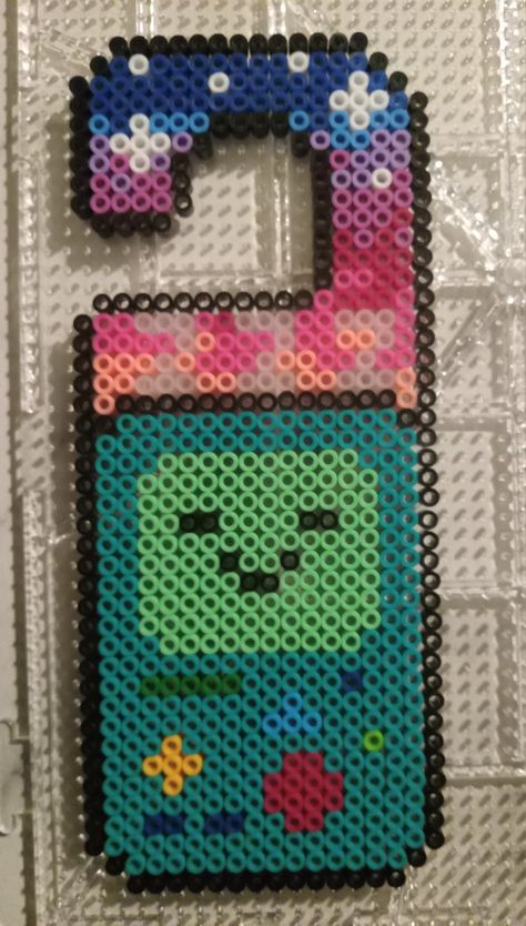 A cute door sign with BMO from adventure time on it, made from perler beads Hama Beads Door Hanger, Pixel Art Door Hanger, Grimace Perler Beads, Pearler Bead Door Hanger, Perler Bead Drawers, Puller Beads Ideas, Adventure Time Pearler Beads, Peeler Bead Door Hanger, Perler Bead Door Hanger Pattern