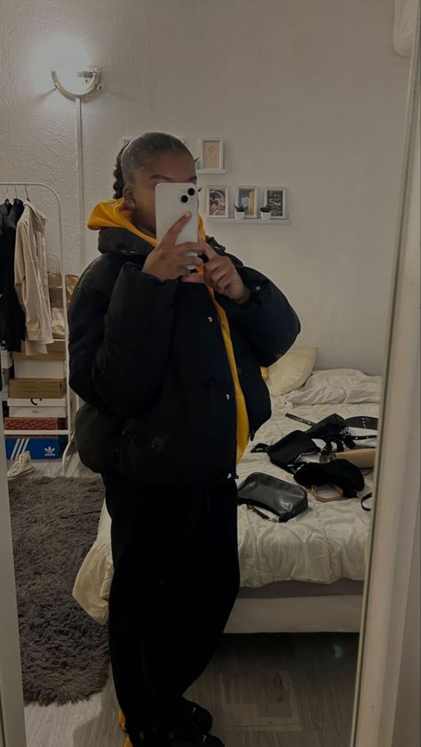 Puffer Jacket Outfit Black Women, Outfit Ideas Hiver, Puffer Jacket Outfit Black, Uk Outfits, Puffer Jacket Outfit, Streetwear Outfit Ideas, Cosy Outfit, Relaxed Outfit, Winter Fit