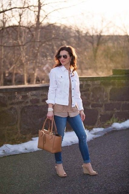 15 Ways To Wear Denim Jackets Or Vests With Cuffed Pants - Styleoholic White Jean Jacket Outfits, White Denim Jacket Outfit, Lipgloss Labels, White Jacket Outfit, Jacket Outfit Women, Michael Kors Wedges, Jean Jacket Outfits, Denim Jacket Outfit, White Jean Jacket