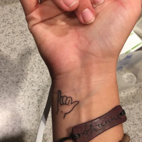 Small Shaka Tattoo, Men’s Palm Tree Tattoo, Shaka Hand Tattoo, Hang Loose Tattoo, Small Hand Tattoos For Guys, Shaka Tattoo, Shaka Hand, Tattoo Band, Surf Tattoo