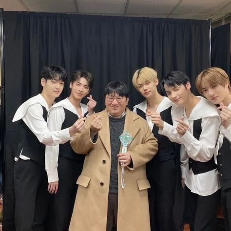 Bang Pd, Bang Si-hyuk, Hybe Labels, Group Photos, Double Breasted Suit Jacket, A Group, K Idols, Instagram Update, Pop Group