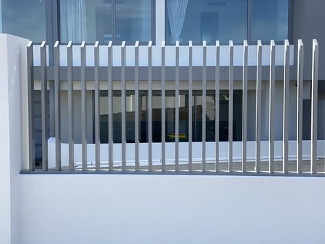 Superior Blade Fence and Pedestrian Gate - Fence Spot Aluminium Slat Fence, Grill Fence Design, Modern Fence Design Concrete, Boundary Grill Design, Modern Fence Design Metal, Fences And Gates Modern, Front Wall Ideas, Fence Design Modern Steel, Steel Fence Design