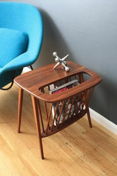 J'adore ce porte-magasine! Mcm Furniture, Прикроватные Тумбочки, Mid Century Modern Interiors, Magazine Holder, Mid Century Home, Century Decor, Mid Century Modern Home, Century Home, Plywood Furniture