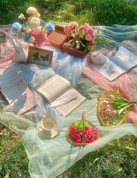 Dreamy Picnic, Cottage Core Picnic, Soft Life Era, Cottagecore Picnic, Picnic Inspiration, Soft Grunge Aesthetic, Cottage Aesthetic, Divine Feminine Spirituality, Picnic Birthday