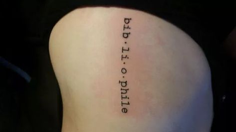 Literature Tattoos, Reading Tattoo, Literary Tattoo, Cream Tattoo, Science Tattoos, Art Inspired Tattoos, Hp Tattoo, Holding A Book, Literary Tattoos