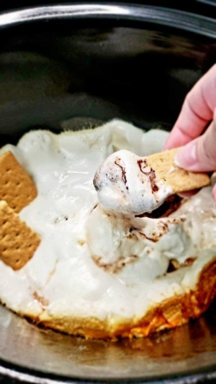 Slow Cooker S'mores Dip Food For Work Party, Christmas Dips, Small Crockpot Recipes, Dip Recipes Crockpot, Slow Cooker Dips, Food For Work, Smores Dip, Crockpot Desserts, Hot Desserts