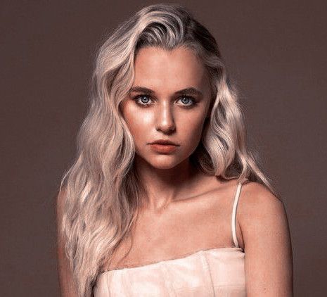 Madison Iseman Icons, Madison Iseman, Teen Actresses, Heavy Heart, Female Face, Family Doctors, Bat Family, Series Movies, Sabrina Carpenter