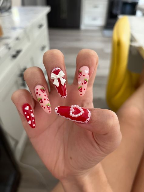 Valentines Day Nails Strawberry, Nails Pink Strawberry, Extravagant Valentines Day Nails, Strawberry Valentines Nails, Sanrio Valentines Nails, Strawberry Nails Aesthetic, Red Pink White Nails, Kawaii Valentines Nails, Valentines Nails With Charms