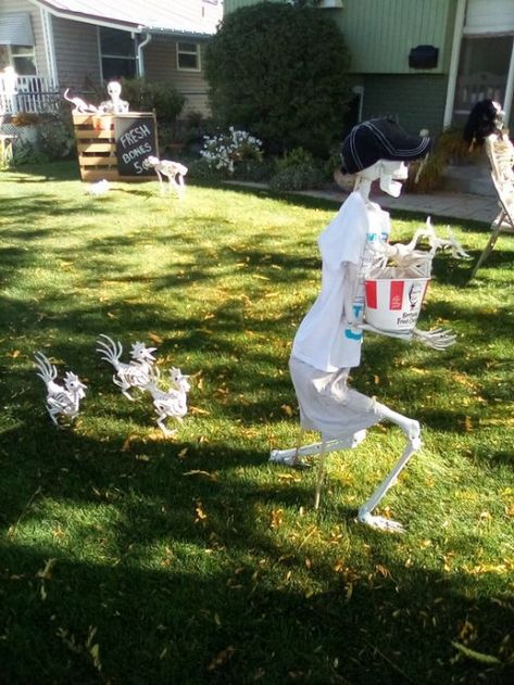 Halloween Outdoor Scenes, Funny Halloween Lawn Decorations, Funny Outdoor Halloween Decorations, Funny Halloween Yard Decorations, Halloween Lawn Decorations Diy, Skeleton Yard Ideas, Halloween Skeletons Yard Funny, Skeleton Yard Display, 12 Ft Skeleton Ideas