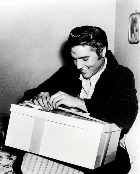 Elvis opening a Birthday gift from Debra Paget 😋. Look at how excited he is 😂☺ #ElvisPresley #Elvis #Presley #ElvisisBack #HisHandinMine… Elvis Christmas, Elvis Quotes, Elvis Presley Christmas, Elvis Wallpaper, Graceland Elvis, Elvis Presley Pictures, Elvis Presley Photos, Lisa Marie Presley, Graceland