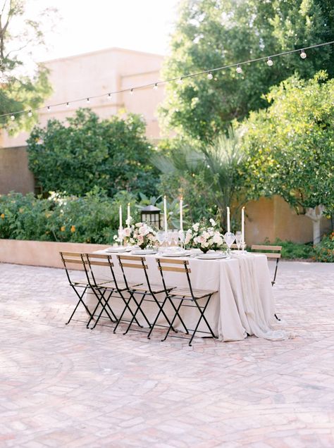 Elegant Al Fresco bridal shoot at the Royal Palms in Phoenix | Phoenix Wedding Inspiration Desert Inspired Wedding, Table Bistrot, Wedding Sparrow, Handmade Table Runner, Phoenix Wedding, Desert Wedding, Wedding Table Settings, Bridal Shoot, Wedding Tablescapes