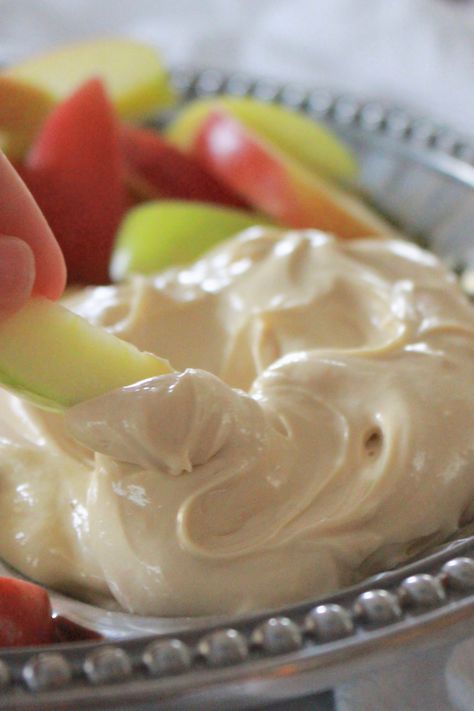 Creamy Brown Sugar Apple Dip Recipe Apple Dips, Cream Cheese Apple Dip, Rainbow Fruit Kabobs, Apple Dip Recipe, Sweet Dip, Fruit Dips, Caramel Apple Dip, Fruit Dips Recipes, Caramel Dip