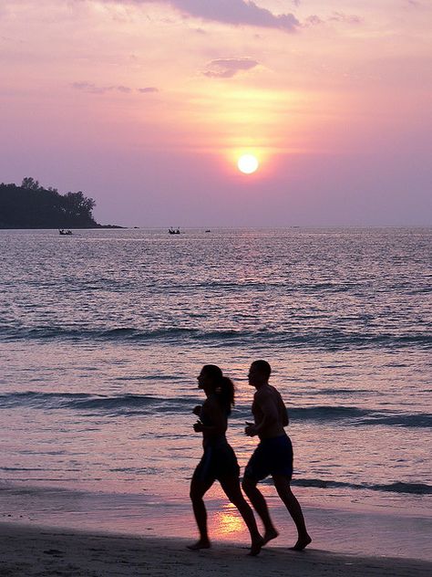 Running Books, Couple Running, Morning Jog, Marathon Training Plan, Running On The Beach, Sports Aesthetic, Morning Running, Half Marathon Training, Sunrise Beach