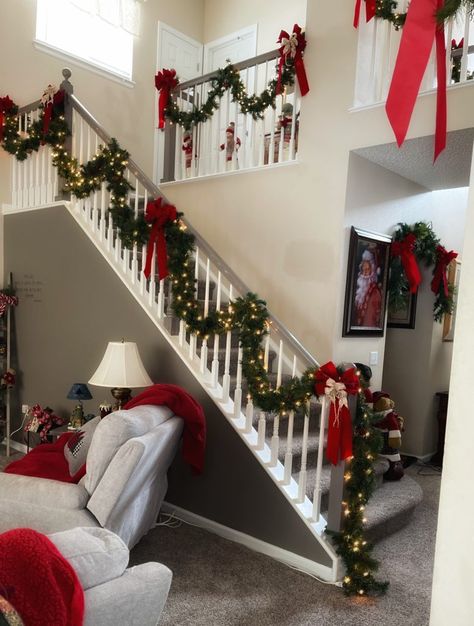 Christmas Banister, Christmas Stairs Decorations, Holidays Decorations, Christmas Staircase Decor, Stairs Renovation, Christmas Stairs, Out House, Christmas Staircase, Pretty Christmas Decorations