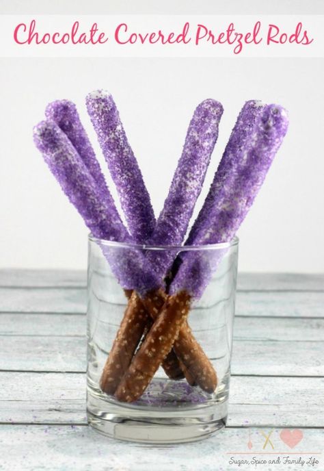 Chocolate Covered Pretzel Rods are a delicious snack treat. They are also great as party food and can be customized to fit any party theme. These white and purple pretzel rods can symbolize princess wands at a Sofia the First party or princess party. - Ch Purple Pretzel Rods, Purple Princess Party, Purple Desserts, Covered Pretzel Rods, Sofia The First Party, Sofia The First Birthday Party, Chocolate Covered Pretzel, Princesa Sophia, Purple Birthday Party