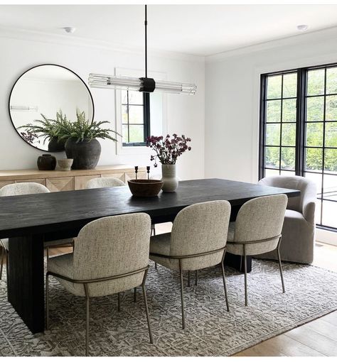 background area is nice Table With Chairs, Transitional Dining Room, Dinning Room Design, Interior Design Dining Room, Casa Country, Dining Room Interiors, The Dining Room, Dining Room Inspiration, Entrance Decor