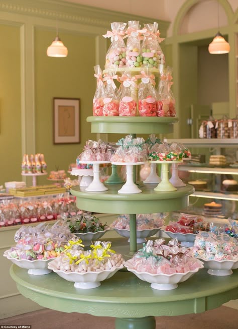 Cupcake Store, Candy Stores, Candy Store Design, Buffet Dessert, Candy Store Display, Bakery Shop Design, Cake Shop Design, Boutique Patisserie, Patisserie Shop