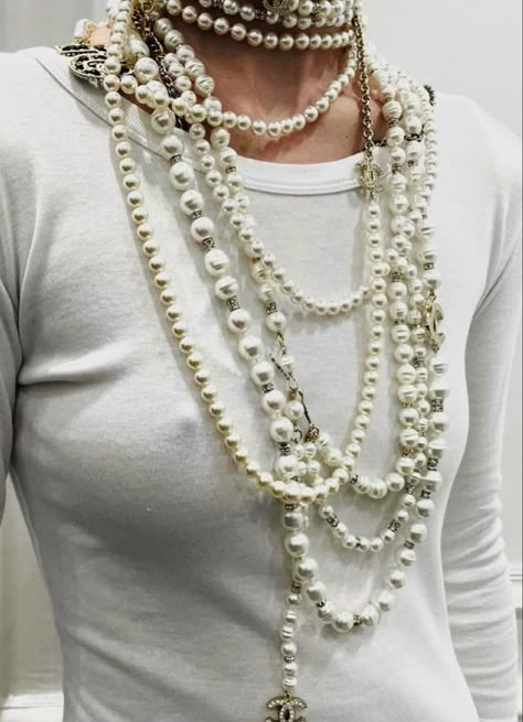 Outfit With Pearls, Pearl Necklace Aesthetic, Pearl Necklace Outfit, Suzanne Koller, Pearl Outfit, Wearing Pearls, Layered Pearl Necklace, Necklace Outfit, Chanel Pearls