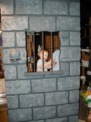 Dungeon Walls - How To Haunted House Halloween Party, Castle Rooms, Halloween Photo Booth, Medieval Decor, Hallowen Ideas, Halloween Props Diy, Halloween Graveyard, Pirate Halloween, Sculpture Ideas