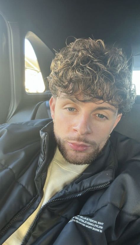 Tom Grennan, Glasses Inspiration, Celebrity Crush, Music Artists, Dj, Celebrities, Music