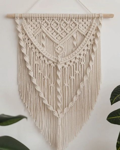 17+ Macrame Wall Hangings and Patterns Layered Macrame Wall Hanging, Motif Mandala Crochet, Macrame Wall Hanging Ideas, Simpul Makrame, Pola Macrame, Hantverk Diy, Art Macramé, Macrame Wall Hanging Tutorial, Macrame Wall Hanger