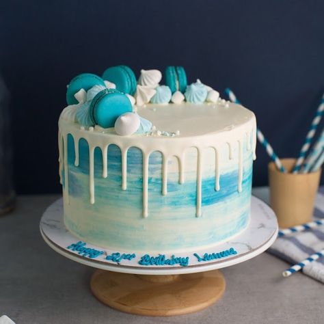 Baker's Brew Studio on Instagram: “Aqua blue swirls with white drips and macarons 🌊🌊” Macaron Birthday Cake, Reeces Cake, Blue Drip Cake, Macaron Birthday, Blue Birthday Cakes, 13 Birthday Cake, London Cake, Homemade Birthday Cakes, Blue Cakes