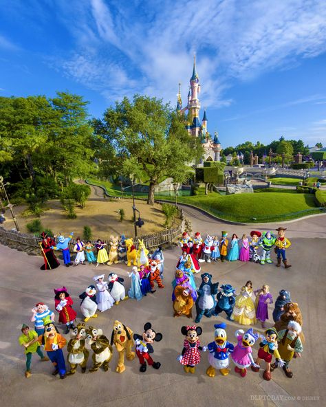 Disney Characters Disneyland Paris 25 photoshoot in front of Sleeping Beauty Castle #travel #traveltips #travelphotography #travelblogger #traveldestinations #france #paris Chateau Disney, Paris In January, Paris Ideas, Deco Disney, Disneyland Princess, Mouse Character, Disney World Pictures, Disney World Characters, Disney Paris