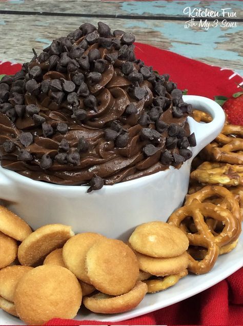 This brownie batter dip is my new favorite party food! Who wouldn't want to dip cookies into edible brownie batter? If you serve this at your next get-together it will surely be a hit! Party Food Dips, Food Sweet Desserts, Party Food Sweet, Dip Cookies, Edible Brownie Batter, Brownie Batter Dip, Food Dips, Best Christmas Appetizers, Sweet Dips