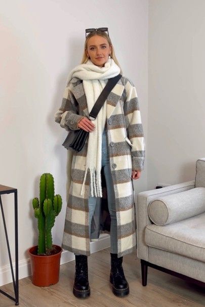 Long Plaid Coat Outfit Winter, Long Checkered Coat Outfit, Checkered Winter Coat, Checkered Trench Coat Outfit, Checkered Scarf Outfit, Checkered Coat Outfit Winter, Long Plaid Jacket Outfit, Check Coat Outfit, Long Checked Coat Outfit