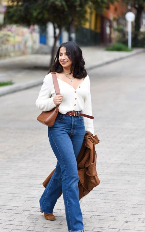 Cropped Knit Cardigan Outfit, Cropped Button Up Cardigan Outfit, Vivienne Audi Outfits, Cropped Cardigan Outfit Fall, Clothes Style Ideas Outfit, Outfits With Cropped Cardigans, T Shirt Cardigan Outfit, Classy Womens Outfit, Fall Casual Date Outfit