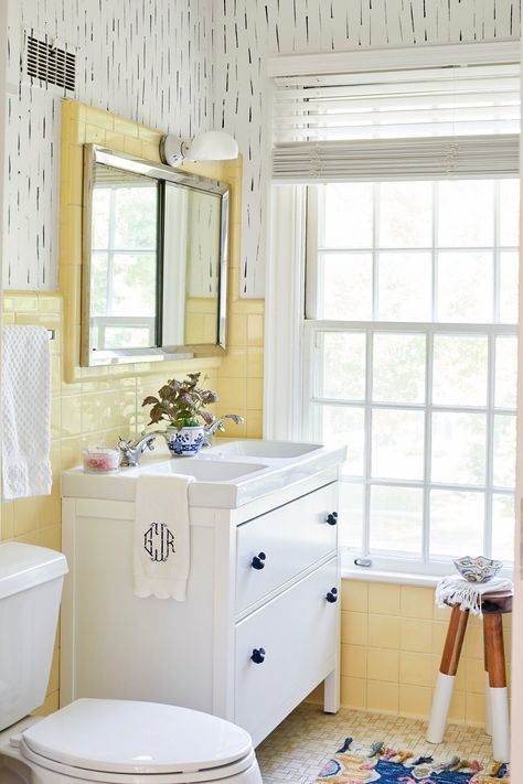 Pale Yellow Bathroom Ideas, Vintage Yellow Tile Bathroom, Yellow Tile Bathroom Ideas, Yellow Wall Tiles, Blue And Yellow Bathroom, Yellow Tile Bathroom, Vintage Yellow Bathroom, Yellow Bathroom Tiles, Funky Farmhouse