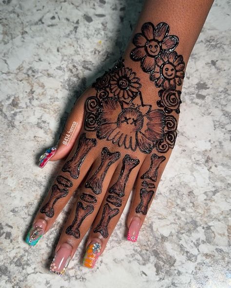 Kaws Henna Tattoo Designs, Kaws Henna, Hannah Designs, Arm Doodles, Writing Sketch, Tattoo Skeleton, Skeleton Butterfly, Hena Designs, Ear Piercings Industrial